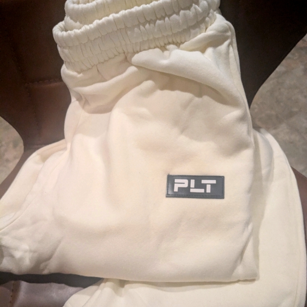 PrettyLittleThing Cream Logo Badge Detail Straight Leg Sweatpants
